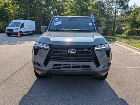 Used 2024 Lexus GX 550 w/ Accessory Package (Z1) AWD/4WD image 9