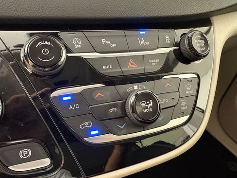 Used 2024 Chrysler Pacifica Touring-L FWD image 32