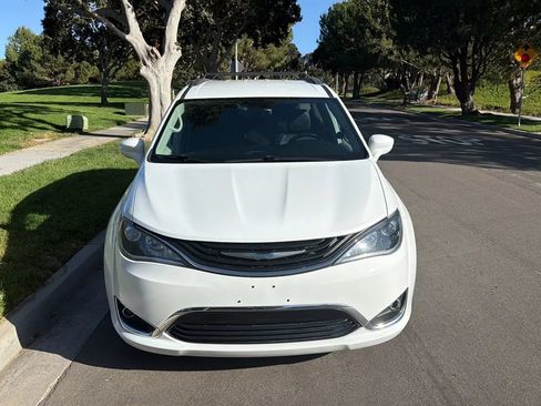 Used 2018 Chrysler Pacifica Touring-L FWD image 2