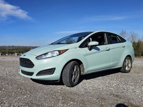 Used 2018 Ford Fiesta SE image 2