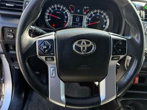 Used 2018 Toyota 4Runner SR5 AWD/4WD image 18