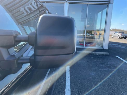 Used 2024 Nissan Titan SV image 6