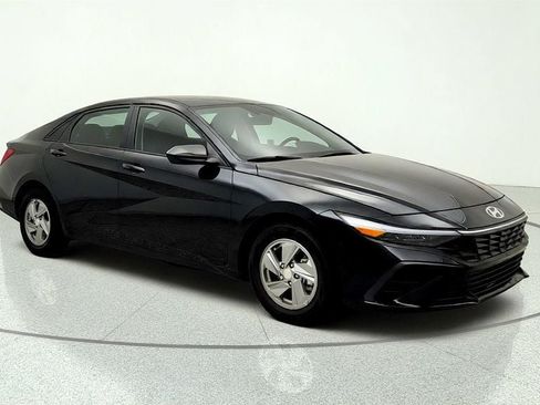 Used 2025 Hyundai Elantra SE w/ Cargo Package FWD image 3