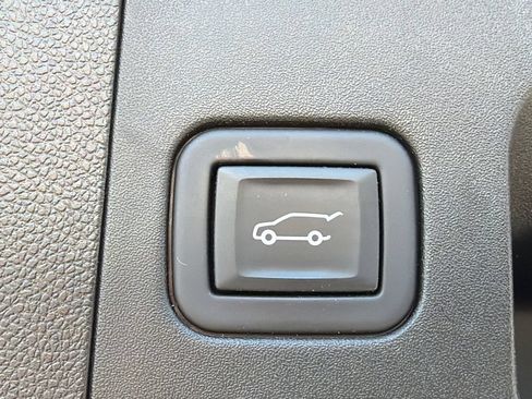 Used 2024 Cadillac XT4 Luxury w/ Cold Weather Package FWD image 19