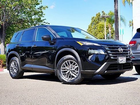 Used 2025 Nissan Rogue S image 2