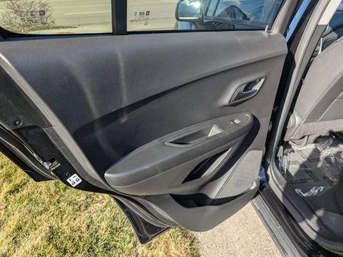 Used 2022 Chevrolet Trax LT w/ LT Convenience Package image 12