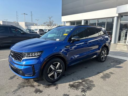 Used 2023 Kia Sorento S image 2