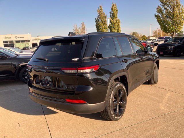 Used 2023 Jeep Grand Cherokee Limited w/ Black Appearance Package AWD/4WD image 6