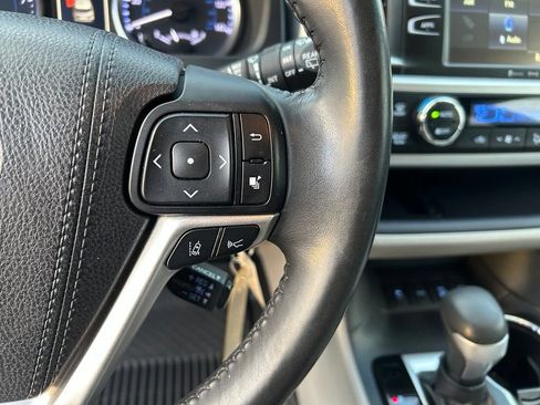 Used 2018 Toyota Highlander Plus AWD/4WD image 23