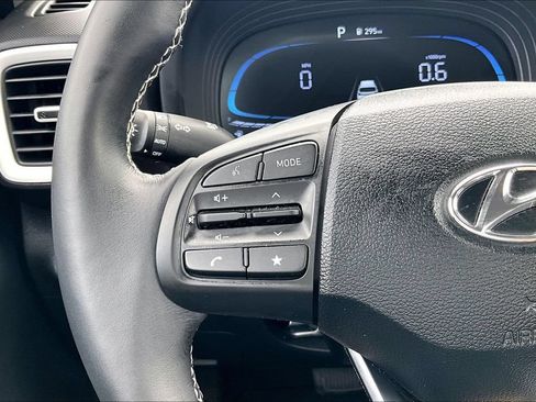 Used 2025 Hyundai Venue Limited FWD image 18