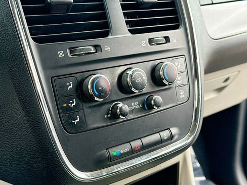 Used 2014 Dodge Grand Caravan SXT image 12