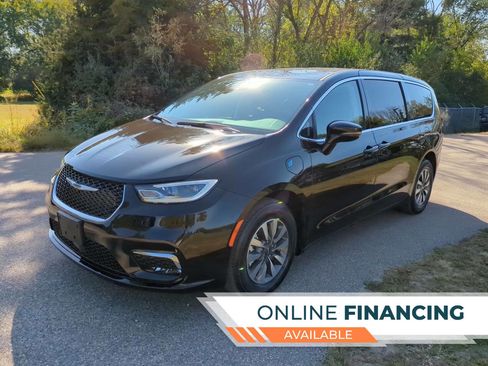 Used 2024 Chrysler Pacifica Limited image 1