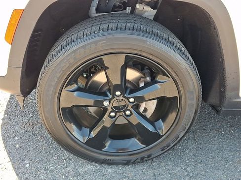 Used 2023 Jeep Grand Cherokee Altitude image 29