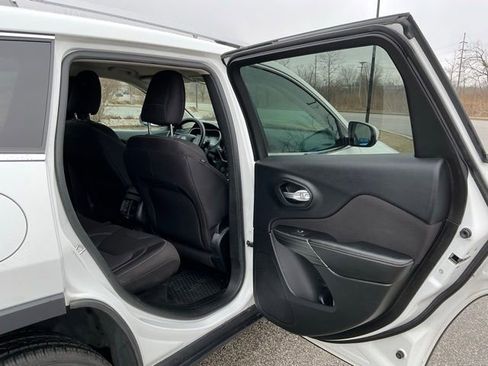 Used 2015 Jeep Cherokee Latitude w/ Comfort/Convenience Group image 18