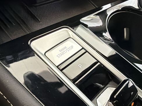 Used 2025 Volkswagen Atlas Cross Sport SE image 25