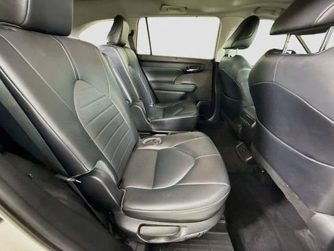 Used 2021 Toyota Highlander XLE image 29