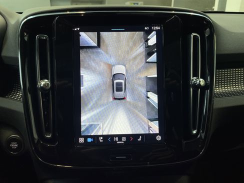 Used 2025 Volvo XC40 B5 Plus image 28