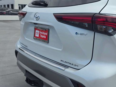 New 2026 Toyota Highlander Platinum AWD/4WD image 13