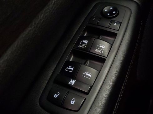 Used 2018 Jeep Grand Cherokee Altitude AWD/4WD image 16