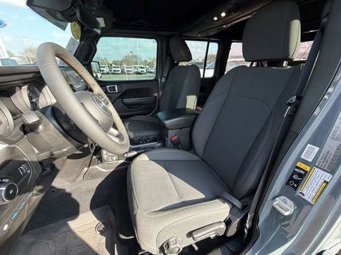 Used 2024 Jeep Wrangler Unlimited image 11