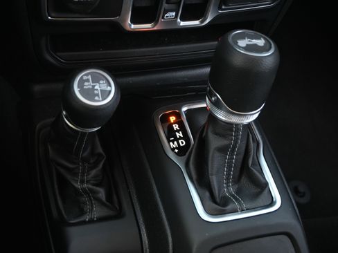 Used 2025 Jeep Wrangler Unlimited Sahara AWD/4WD image 26
