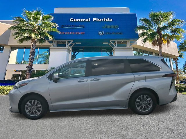 Used 2025 Toyota Sienna LE FWD image 8