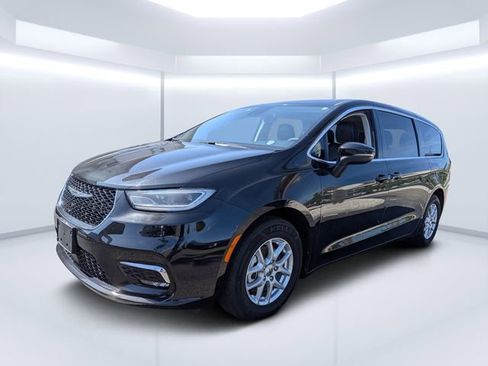 Used 2023 Chrysler Pacifica Touring-L FWD image 7