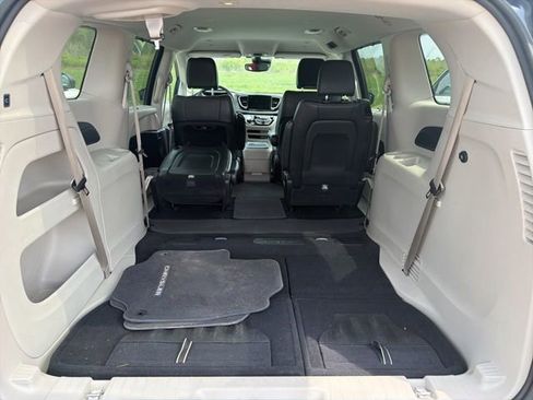 Used 2022 Chrysler Pacifica Touring-L FWD image 10