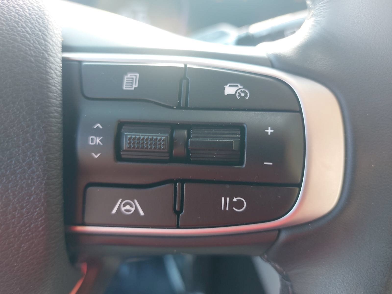 Used 2024 Kia Sportage EX AWD/4WD image 17