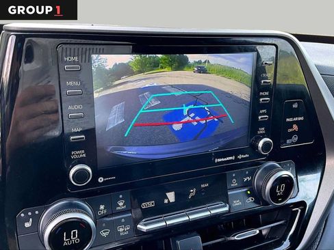 Used 2020 Toyota Highlander XLE AWD/4WD image 29