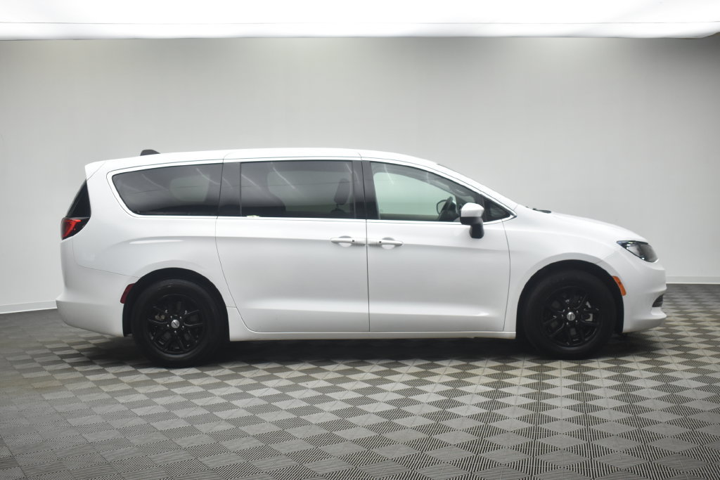 Used 2023 Chrysler Voyager LX FWD image 9
