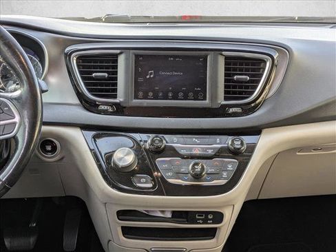 Used 2020 Chrysler Pacifica Touring-L image 15