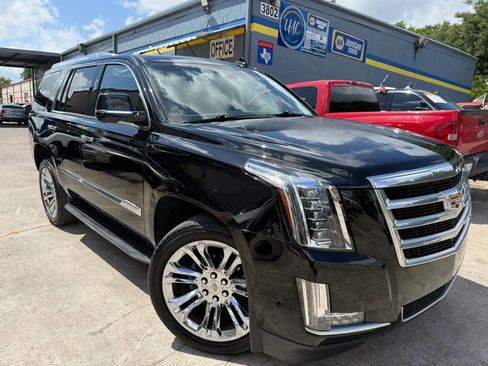 Used 2017 Cadillac Escalade Luxury RWD image 1