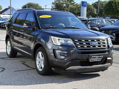 Used 2017 Ford Explorer XLT w/ Equipment Group 202A AWD/4WD image 5