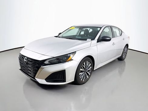 Used 2024 Nissan Altima 2.5 SV FWD image 3