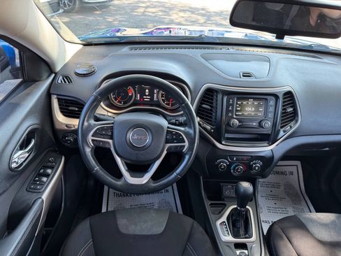 Used 2018 Jeep Cherokee Latitude w/ Altitude Package FWD image 31