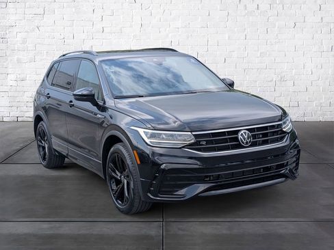 Used 2024 Volkswagen Tiguan SE R-Line image 2