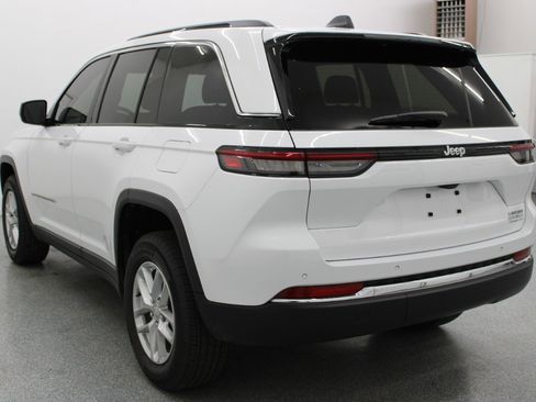 Used 2025 Jeep Grand Cherokee Laredo X image 6