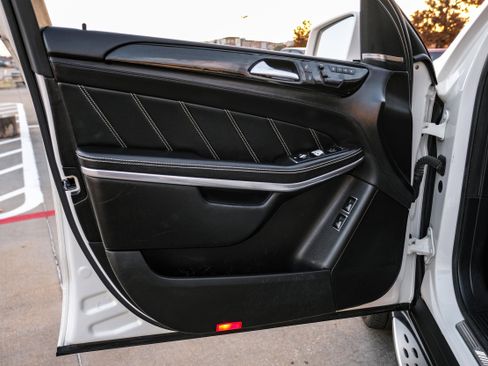 Used 2015 Mercedes-Benz GL 63 AMG 4MATIC w/ Accessory Chrome Package image 40