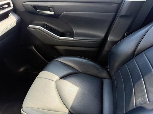 Used 2022 Toyota Highlander XLE AWD/4WD image 26