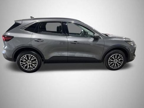 Used 2025 Ford Escape SE w/ Class II Trailer Tow Package image 6