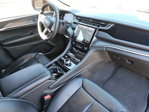 Used 2023 Jeep Grand Cherokee Limited w/ Luxury Tech Group II image 13