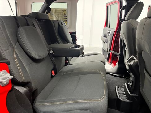 Used 2025 Jeep Wrangler Unlimited Sahara image 16