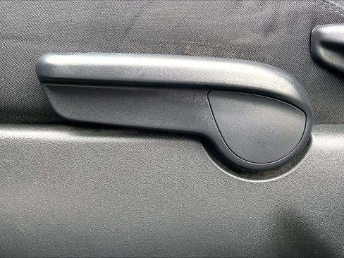 Used 2009 Pontiac Vibe w/ Preferred Package FWD image 32