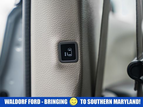 Used 2024 Chrysler Pacifica Touring-L image 37