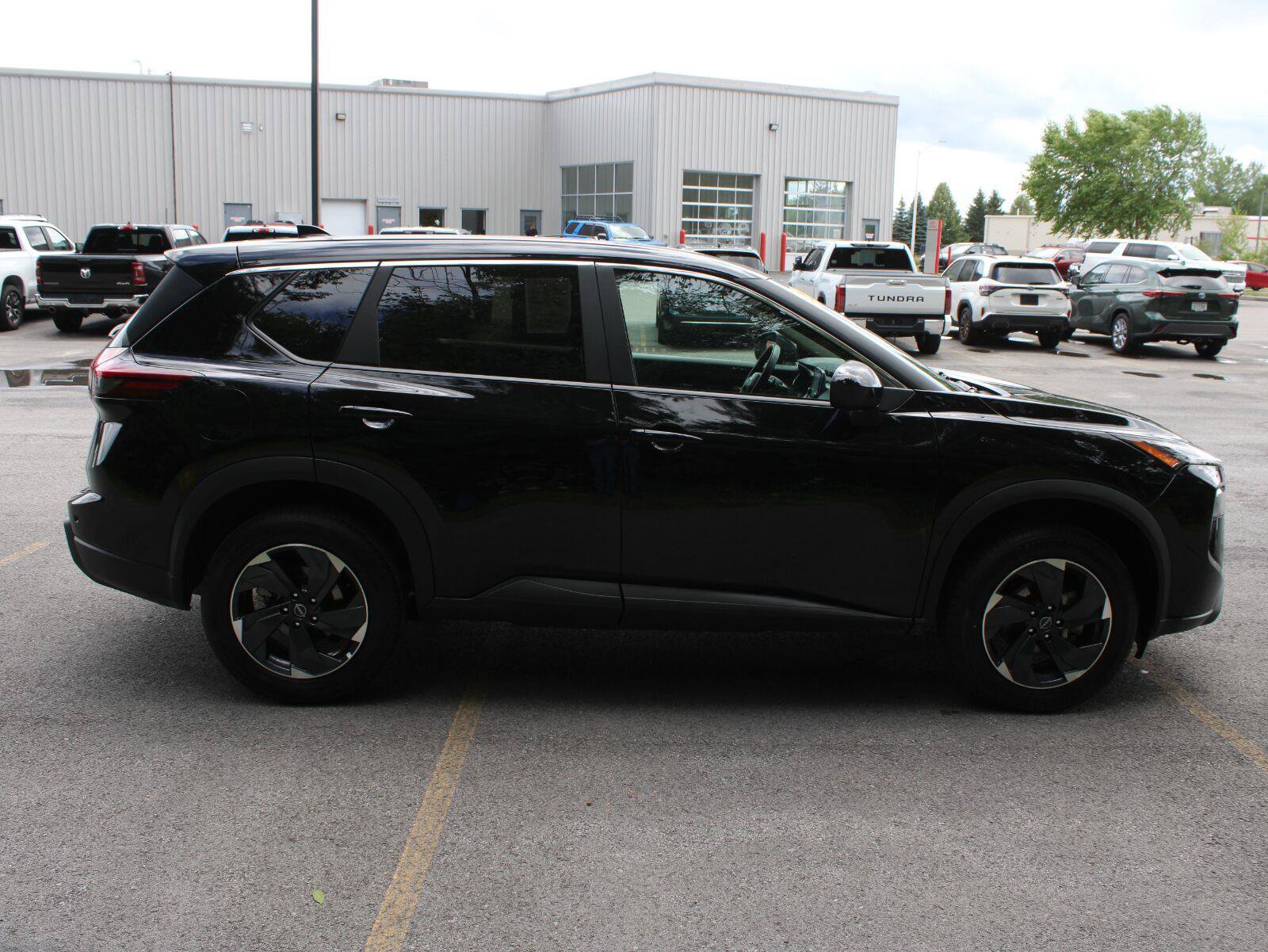 Used 2026 Nissan Rogue SV AWD/4WD image 4
