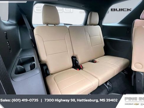 Used 2023 Chevrolet Traverse Premier image 21