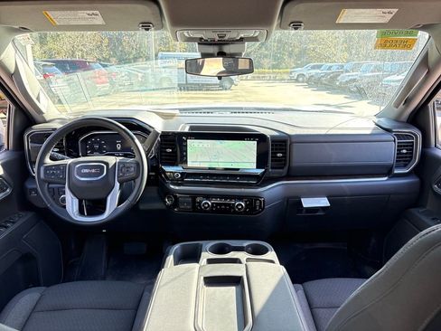 Used 2024 GMC Sierra 1500 SLE w/ Preferred Package image 7