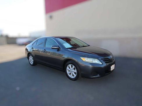 Used 2010 Toyota Camry LE image 5