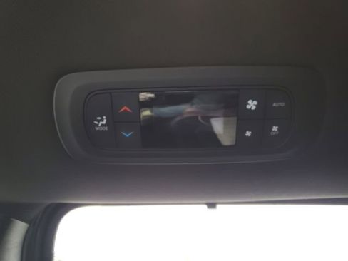 Certified 2025 Chrysler Pacifica Select image 26